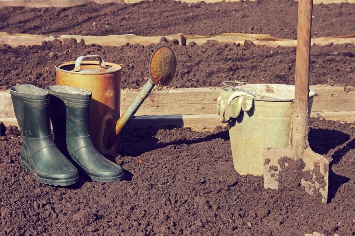 ziemia i narzędzia ogrodnicze